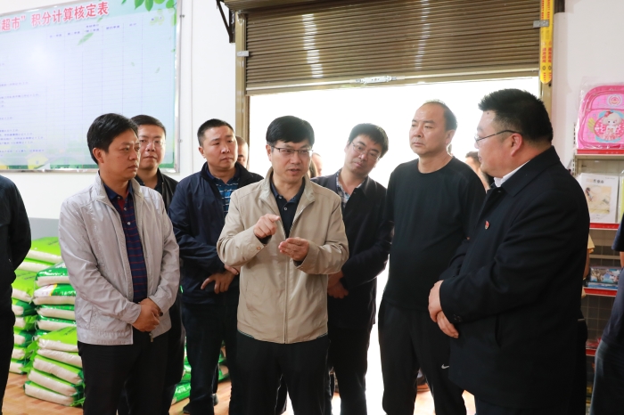 李家龙到镇雄县以勒镇大山村慰问总驻村扶贫干部
