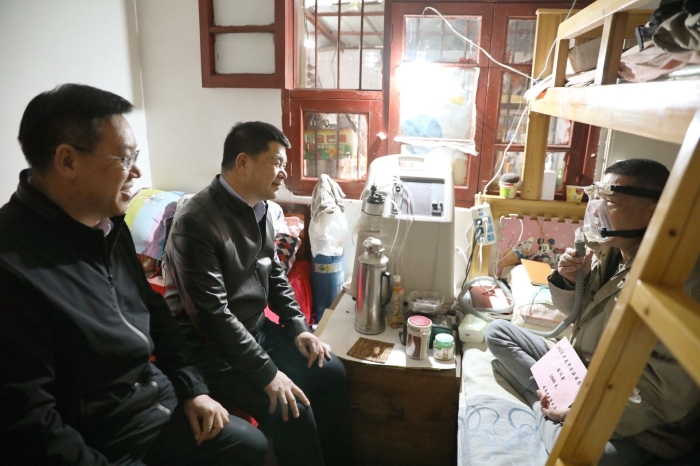 省国资委走访慰问总困难职工