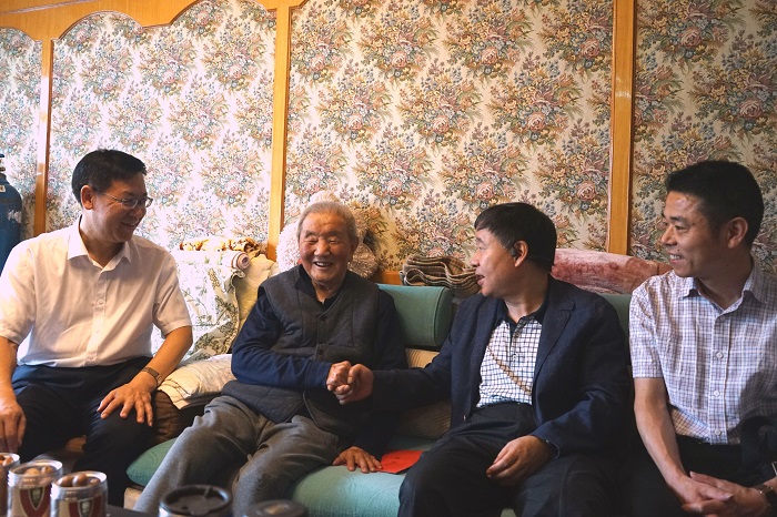 省国资委一级巡视员李明秋走访慰问总老党员和困难党员